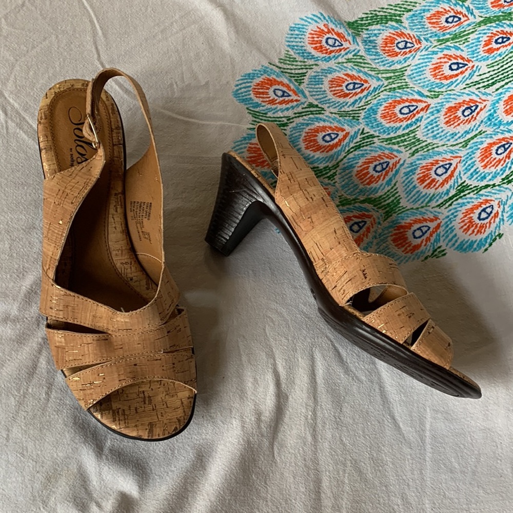 Sandal tan color size 10 US brand is solos